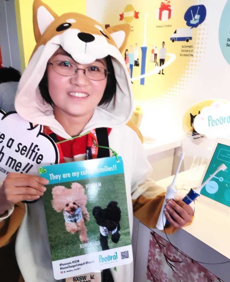 飼い犬の写真を見せながら説明