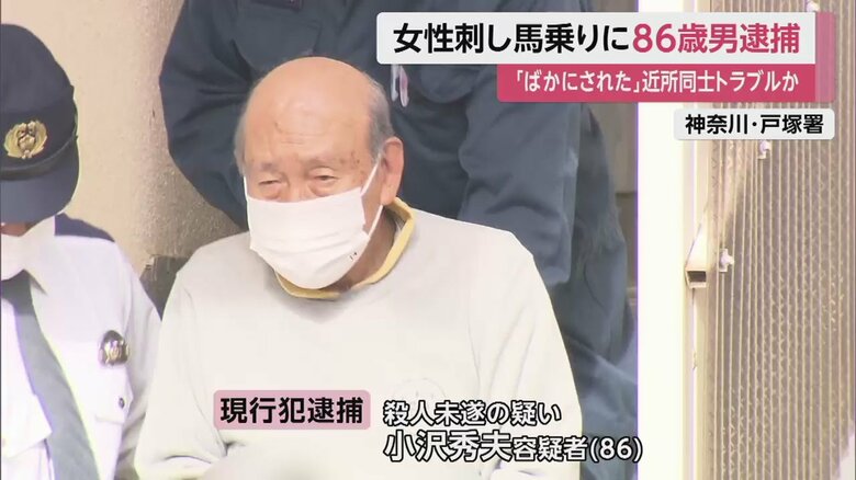 支えられながら、足元を見て、慎重に階段を降りる
