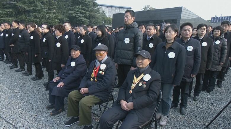 追悼式典に参加する南京市民ら（12月13日）