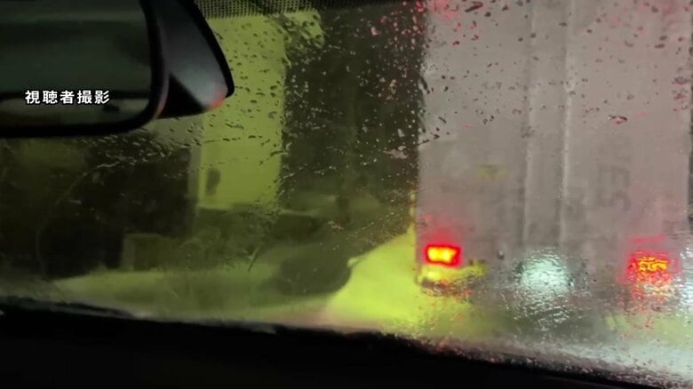 ふぶきで視界が悪い中、数十台が車内で一夜を明かす（視聴者撮影）