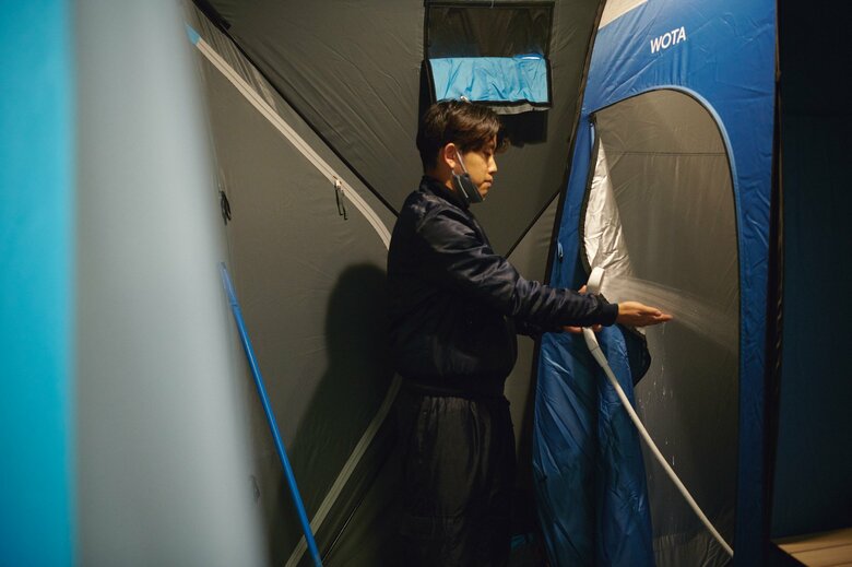 個室空間でのシャワーを提供している