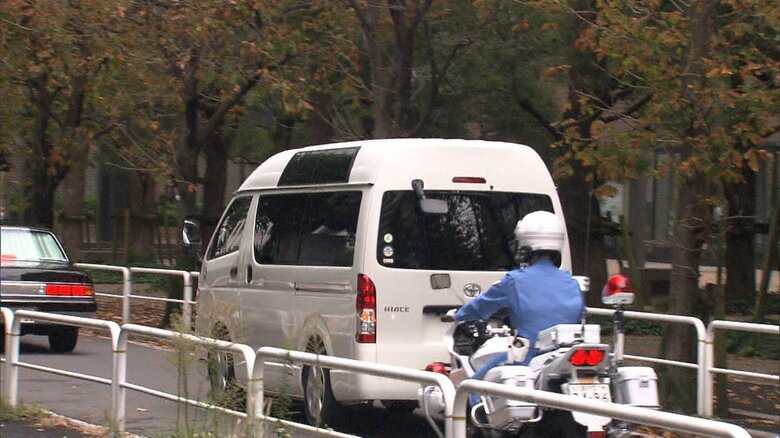 美智子さまが乗った車も霞会館に入った　10月28日