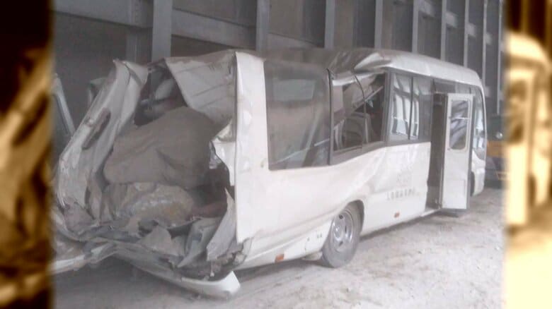 落石によって後部がつぶれた車両