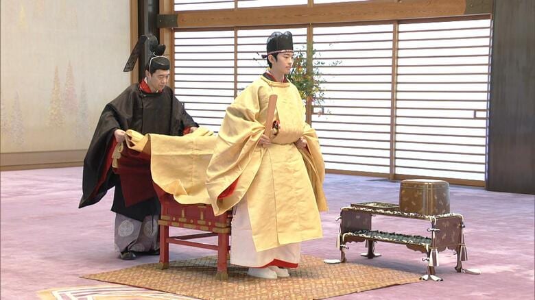 頭に「空頂黒幘」を着けられた「闕腋袍」姿の悠仁さま