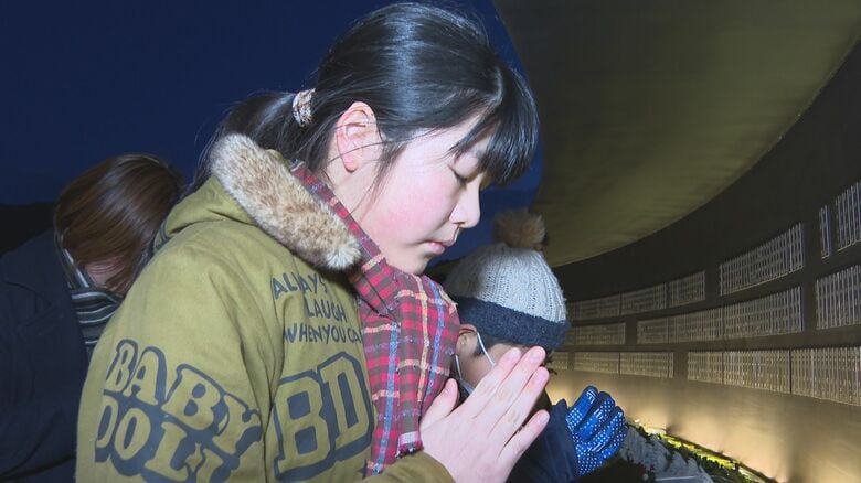 慰霊碑に祈りを捧げる佐々木智桜さん（2026.3.11）