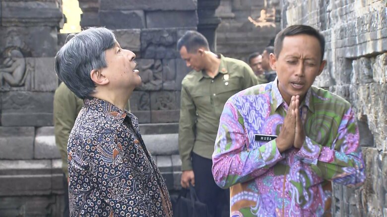 ガイドの話に熱心に耳を傾ける陛下