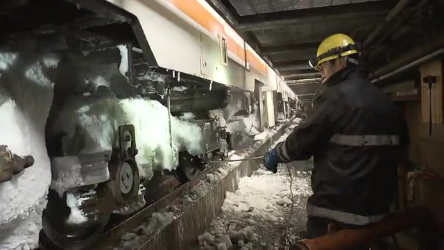 運行終えた車両には氷のような雪がびっしり