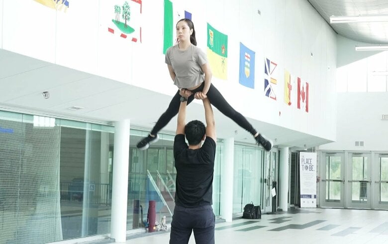 陸上でリフトの練習に励むりくりゅう