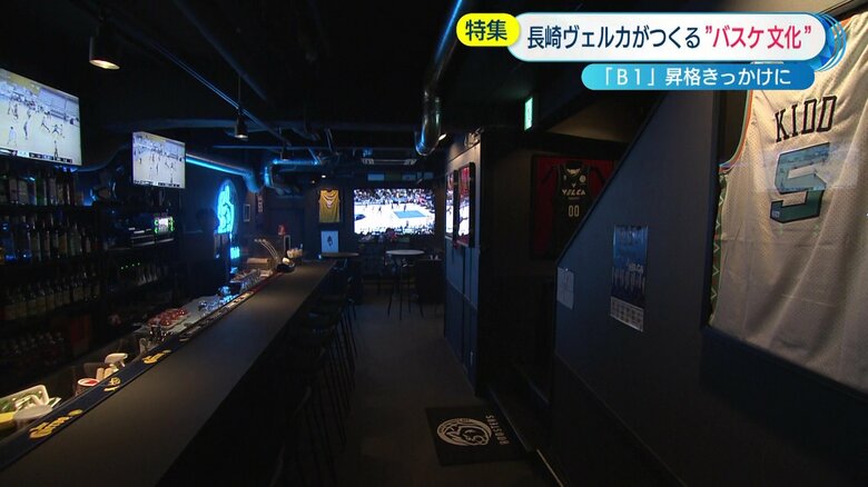 店内には試合を観られるモニターを数多く設置