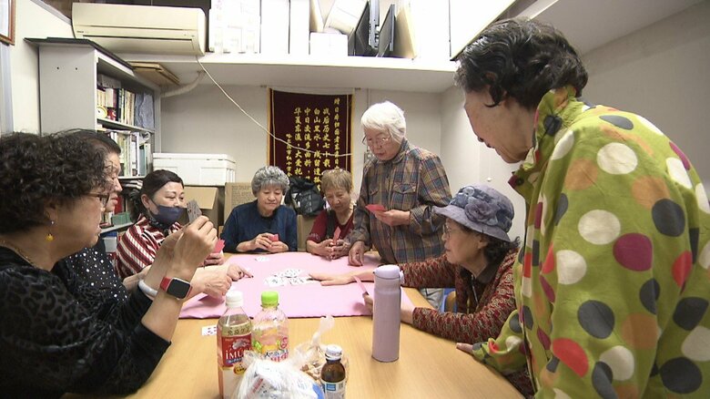 「中国残留孤児の家」で友人たちとトランプを楽しむ池田さん 