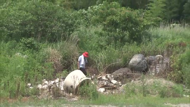 かつて自宅があった場所を眺める松永さん