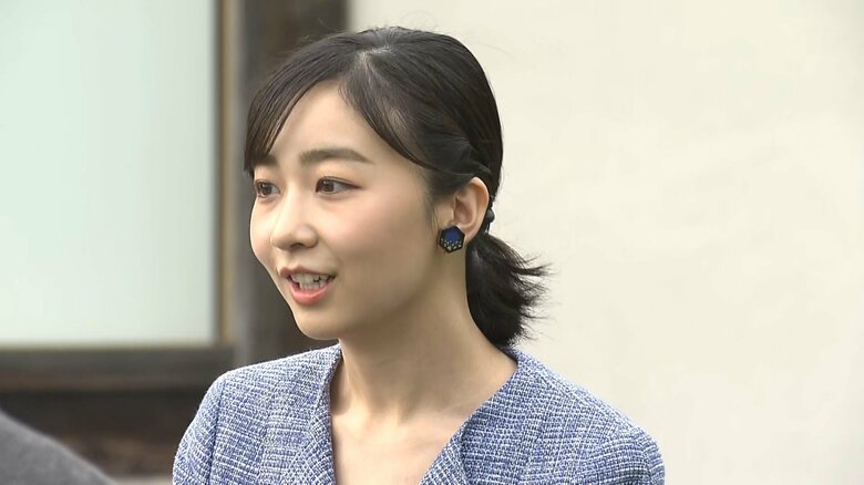 「国際陶磁器フェスティバル」で400年前の安土桃山時代の地上式窯の説明などを受けられる佳子さま