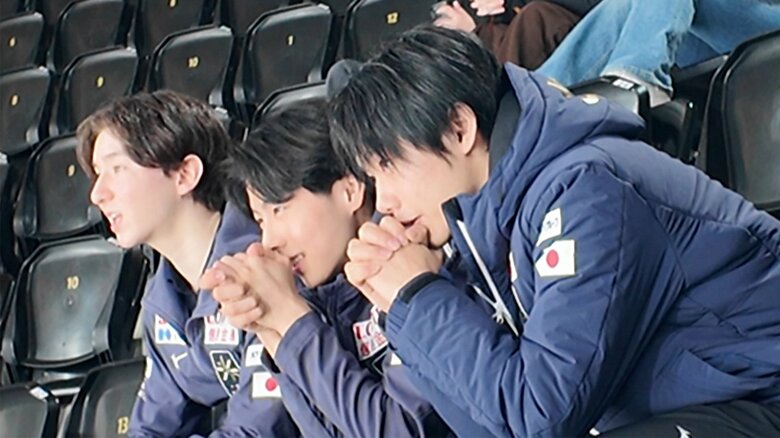 島田の得点を祈って待つ男子選手たち