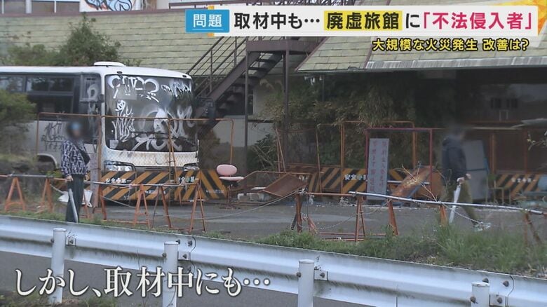 和歌山の廃旅館　放置されたバスには落書き
