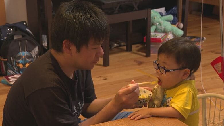 吟糸ちゃんの口に食事を運ぶ父・竜也さん