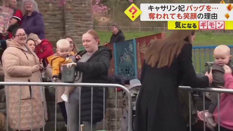 赤ちゃんが落としたバッグを、母親がキャッチする様子⑥