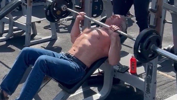 筋トレを披露するケネディ・ジュニア氏