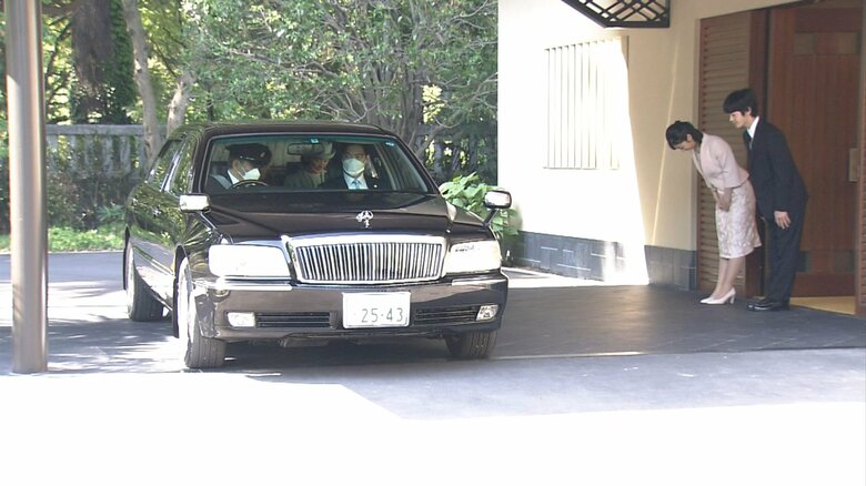 佳子さま、悠仁さまの見送りを受けられる秋篠宮ご夫妻（午前8時半ごろ 秋篠宮邸）