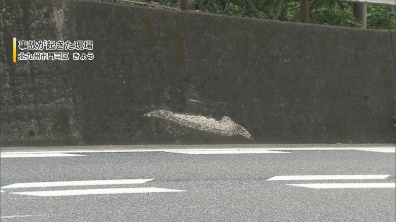 事故現場に残る乗用車衝突の跡（北九州市門司区）