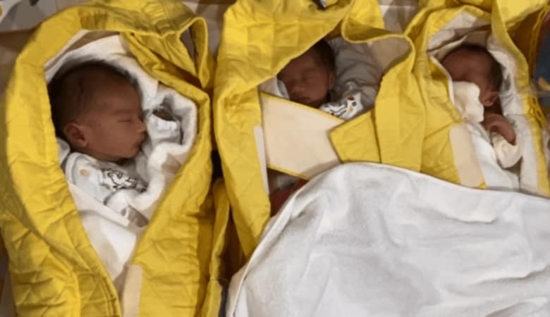 非常用の寝袋に包まれて避難した新生児たち