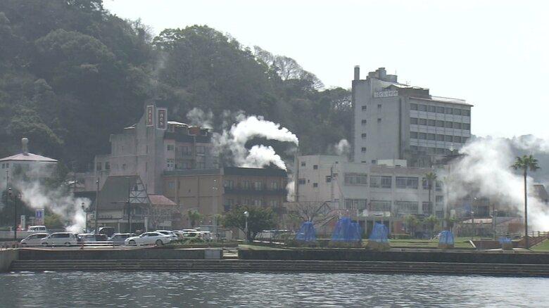 雲仙市小浜町　町の至るところで湯煙が上がる