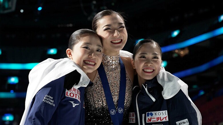 （左から）千葉百音、坂本花織、吉田陽菜、日本勢が笑顔で写真撮影