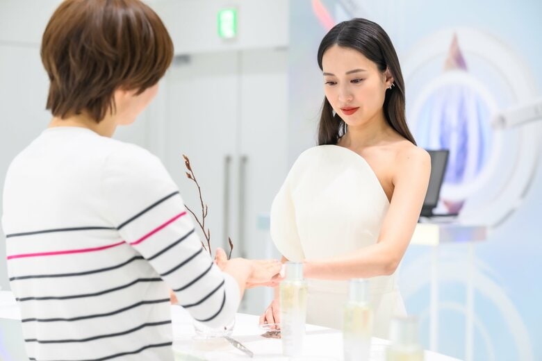「クラリフィック デュアル エッセンス ローション EX」新製品発表会