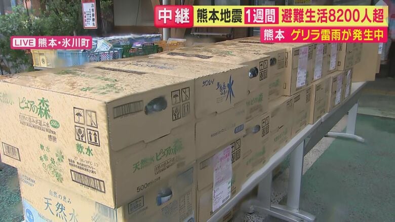 すぐ近くは被害大きいエリア　水を住民たちに配る