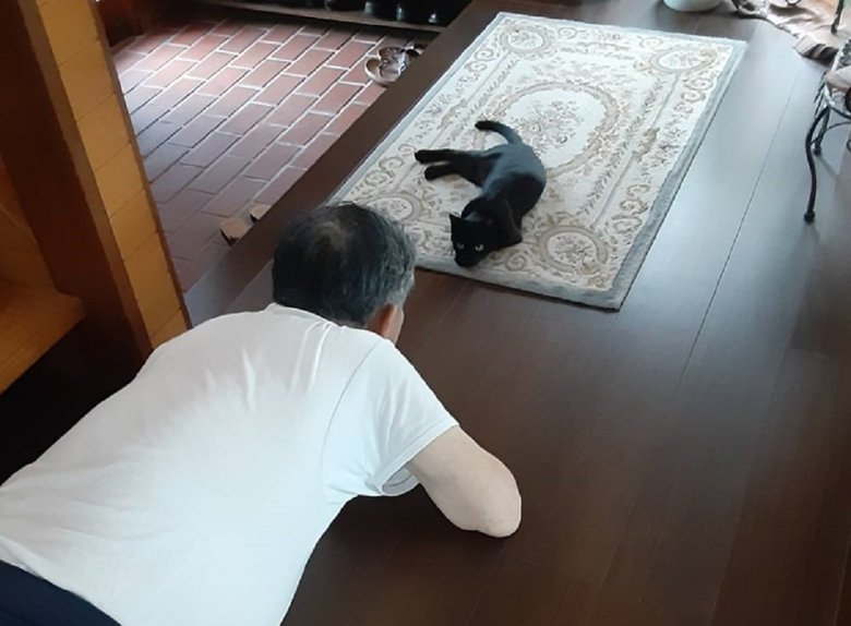 玄関で見つめ合う父親とルルちゃん