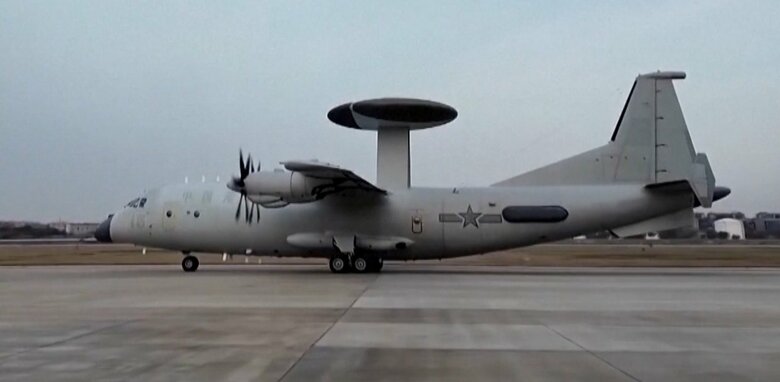 中国中央テレビが4月1日に放送した中国空軍の空飛ぶレーダーサイト、KJ-500早期警戒管制機。