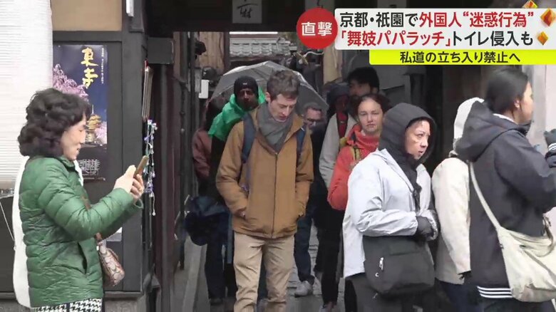 小路からたくさんの外国人観光客が出てくる