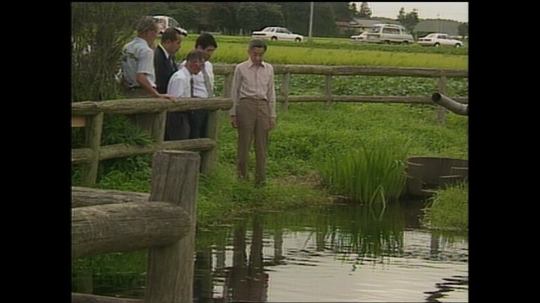 ミヤコタナゴの保護地を視察される天皇陛下（栃木・大田原市）