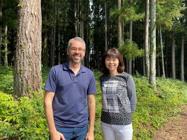 草本朋子代表理事（右）とクリス・バーム校長（左）