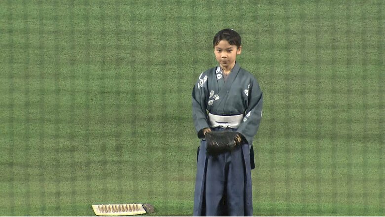 NHK大河ドラマ「軍師官兵衛」出演時の衣装で始球式に臨む若山容疑者（2014年）