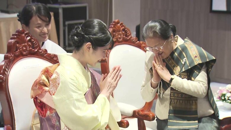 ラオス伝統の幸せを祈る「バーシー」の儀式に臨まれた