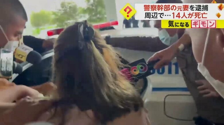 パトカーに乗り込もうとする女