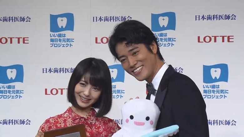 桐谷健太&浜辺美波「いい歯の日」に最高の笑顔披露