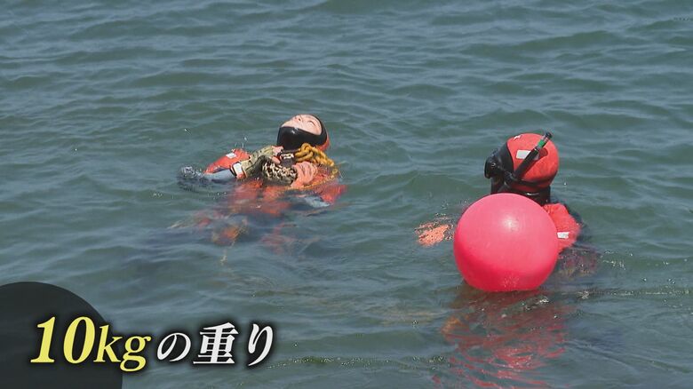 10kgの重りを持って5分間立ち泳ぎ