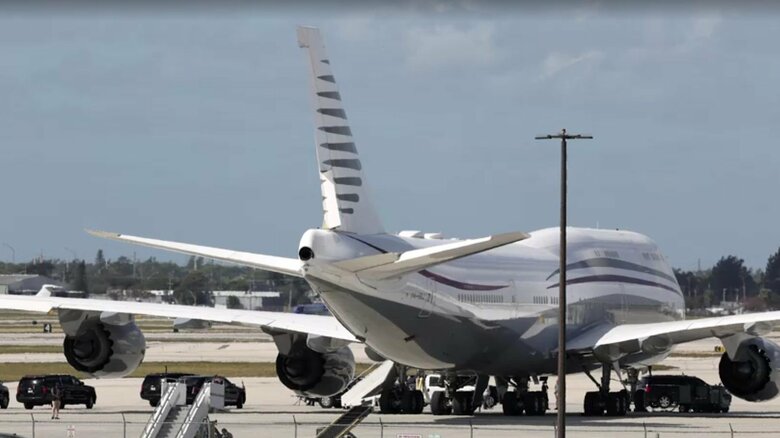ボーイング747のそばにトランプ大統領の車列が…（2025年2月15日・フロリダ州パームビーチ）