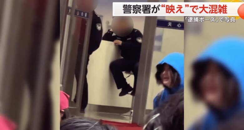 頭をポリポリと掻き、お手上げ状態のような警察官