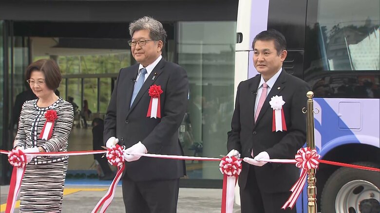 テープカットに参加した自民・萩生田幹事長代行ら