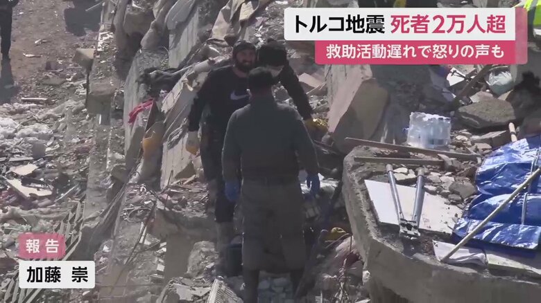 救助隊が足りず、市民たちが自ら救助活動を行っている