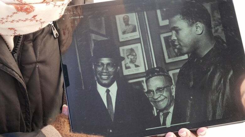 当時あった書店でのマルコムX（左）とモハメド・アリ（右）