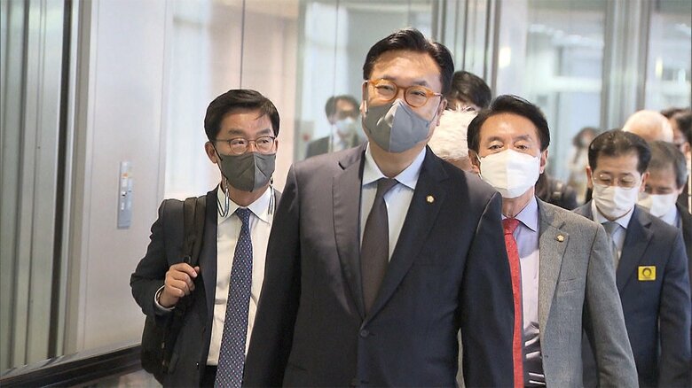 日本に到着した韓国代表団（24日）