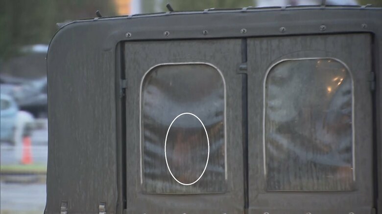 窓の中央下部の白丸部分　ピースサインか　岐阜市　11月6日