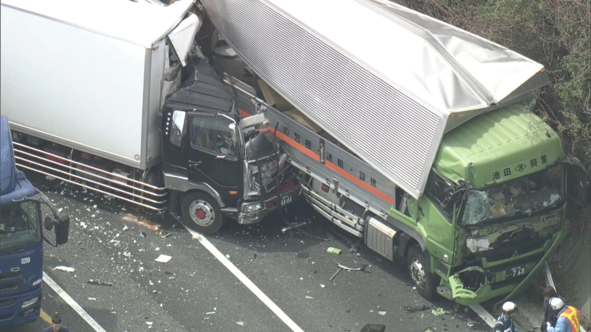 渋滞中に8tトラックが追突、さらに後ろから10tトレーラーが追突 東名阪 