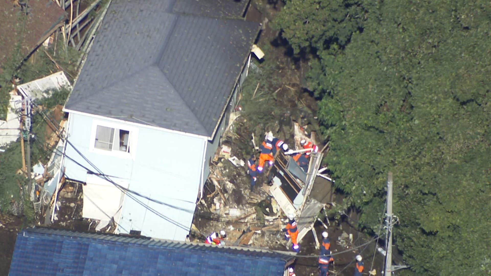 神奈川・三浦市の土砂崩れ現場から遺体発見、安否不明の20代女性か　千葉県知事「台風26号まで時間がない」　住民からも不安の声