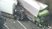 渋滞中に8tトラックが追突、さらに後ろから10tトレーラーが追突　東名阪道上りで4台絡む事故　50代男性2人ケガ　三重・四日市市