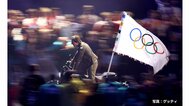 パリ五輪閉会式　ロサンゼルスへ「ハンドオーバー」　トム・クルーズさんが登場しオリンピック旗を“運ぶ”