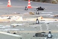 路上に散らばる新聞紙…新聞配達員の40代男性が死亡…乗用車に追突され対向車線にはね飛ばされトラックと衝突…追突した車を運転していた54歳男を逮捕＜北海道北広島市＞